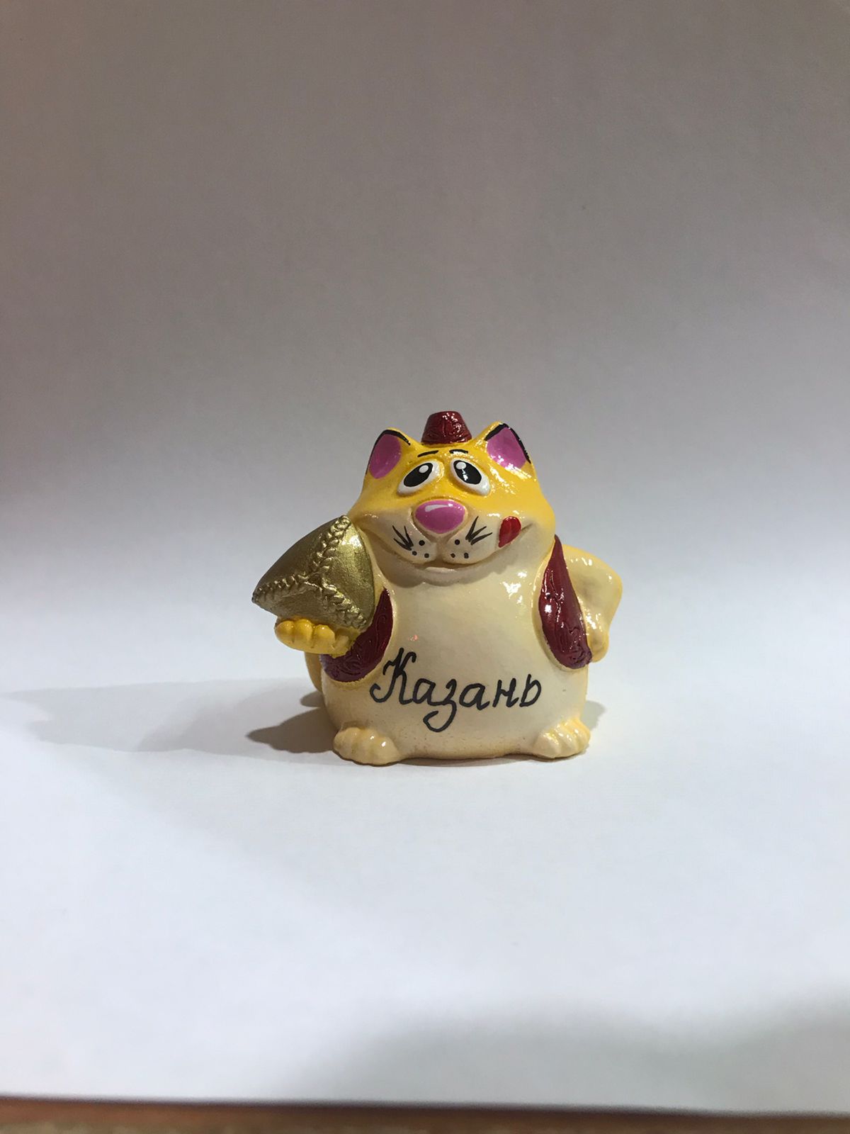 Кот с треугольником Казань 5см (красный)