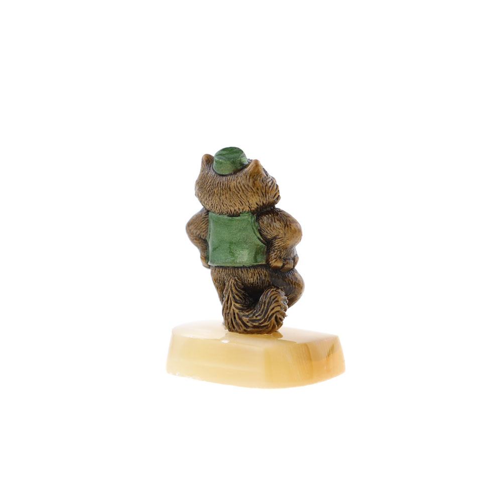 Кот на селените руки в боки Казань